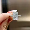 Anillo nuevo, moderno y elegante con una gran piedra de circonita cúbica, perfecto para mujeres. Un gran regalo para tu novia
