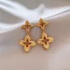 Brincos de Tarraxa Dourados Vazados de Trevo de Quatro Folhas com Zircônia para Mulheres Levemente Luxuosos com Toque de Alta Qualidade 2026 Novo Estilo Quente Joia de Orelha Super Bonita