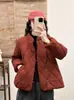 Nuevo Abrigo de Algodón Holgado Talla Grande Otoño/Invierno 2026, Cálido y Engrosado, Cuello Alto, Patrón de Diamantes, Ropa Acolchada Estilo Chino para Mujer