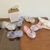 Zapatos de piel para niña, nueva colección otoño 2026, tela brillante dorada y plateada, zapatos de piel de lujo estilo francés, lazo de cristal transparente, zapatos para niños