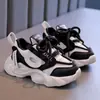 Nuevas Zapatillas Deportivas para Niños Primavera 2025 Niños Grandes Niñas Versátiles Moda Suela Suave Zapatos de Malla Marca de Moda para Niñas Zapatos de Papá