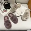 Chinelos peludos, antiderrapantes, estilosos e casuais para usar ao ar livre, novo modelo outono e inverno 2026, de uma tira, forrados com pelúcia, pantufas quentes de algodão, tamanho grande