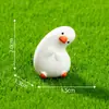Mini figura linda de un ganso blanco pequeño con la cabeza inclinada, perfecta para decoraciones y accesorios de bricolaje, un encantador adorno de escritorio