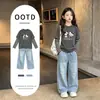 Conjunto de Camiseta de Manga Longa Falsa Dupla Peça Outono para Meninas 2026 Novo Estilo Crianças Médias e Grandes Estilo Coreano Desenho Animado Jeans de Perna Larga Tendência