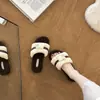 Chinelos Planos de Pelúcia com Fivela Retrô Francesa Pérolas Femininos 2026 Solado Macio Antiderrapante Com Pelúcia Quente Chinelos Preguiçosos de Pelo