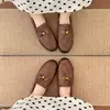 Zapatos de Cuero Marrón Retro para Mujer 2026 Moda Nuevo Estilo con Hebilla Versátiles Mocasines Planos