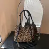 Bolsa tote única com estampa de leopardo vintage, grande capacidade, estilo feminino, nova coleção de outono 2026, bolsa de ombro versátil para o dia a dia