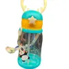 Atacado do fabricante popular copo de chifre para uso externo no verão, copo de água de plástico portátil com alça, copo infantil de desenho animado com canudo