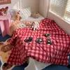 Colcha de terciopelo de leche estilo Ins, juego de ropa de cama de cuatro piezas para otoño/invierno, edredón cálido con diseño de pompón, núcleo de edredón de invierno engrosado, juego de ropa de cama