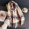 Bufanda Chal Versátil de Alto Gama Retro Británico de Cachemira Sintética para Otoño/Invierno, Protección contra el Frío, Cálida para Viajes, Bufanda de Cuadros con Borlas