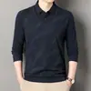 Nueva colección de otoño de camisetas de manga larga para hombres de mediana edad y mayores, con un diseño casual tipo camisa de dos piezas, corte holgado y cuello tipo polo.