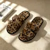 Novas pantufas peludas com tiras cruzadas de estampa de leopardo para mulheres, adequadas para uso doméstico e externo, pantufas de algodão pelúcia com bico aberto e estilosas, pantufas slip-on femininas