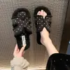 Chinelos de Pelo com Bolinhas Estilo Coreano Feminino 2026 Outono/Inverno Novos Chinelos Simples de Fundo Plano com Uma Tira Chinelos de Algodão Abertos na Ponta para Uso Externo