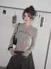 Foto real de la nueva camiseta de manga larga con capucha y estampado de chica hot vintage de otoño para mujer, top de una pieza ajustado 18046