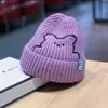 Gorro de Mujer Otoño e Invierno Versátil Lindo Oso Bordado Gorro de Lana Cálido Protección para las Orejas Gorro de Punto Sonriente Etiqueta de Tela Gorro para el Frío