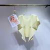 Venda direta da fábrica: Top feminino Miyake de manga curta com gola redonda, design de barra irregular, estilo curto plissado, camiseta versátil