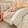Nuevo Conjunto de Cuatro Piezas de Algodón 100% con Forro de Leche, Estampado Floral de Dibujos Animados, Grado Madre-Bebé, Clase A, Otoño/Invierno 2026, Conjunto de Tres Piezas para Cama de Estudiante