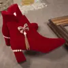 Botas Curtas de Salto Grosso para Mulheres 2026 Outono e Inverno Novas Sapatos Vermelhos para Noivado e Brinde Sapatos de Noiva Xiuhe Chinês Botas de Casamento de Salto Alto