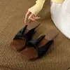Primer Encuentro Temporada Terciopelo Plisado de Una Tira Punta Cuadrada Sandalias de Cuña Deslizantes para Mujer Estilo Francés de Lujo Ligero Retro Zapatillas de Exterior con Temperamento