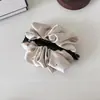 Presilha Banana Plissada de Cetim com Gipsofila Estilo Coreano para Mulheres, Presilha de Cabelo Versátil para a Parte de Trás da Cabeça, Melhora o Volume do Cabelo, Presilha Vertical com Acabamento de Luxo, Acessório de Cabelo