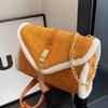 Este ano, a bolsa pequena popular feminina outono e inverno combinando 2023, nova bolsa mensageiro com corrente retrô fosca, pequena bolsa quadrada peluda
