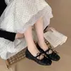 Nuevos zapatos Mary Jane de estilo retro para mujer con remaches, caracterizados por un tacón oculto, diseño sin cordones y un detalle de lazo, perfectos para un look chic y elegante.