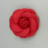 En stock 5.5cm Flor de Camelia de Tela Accesorios Hecho a Mano DIY Empaque de Caja de Regalo Adornos Flores para Ropa y Zapatos Broche Adornos de Flor