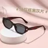 Óculos de sol de alta qualidade com armação fina para homens, viseira retrô, mesmo estilo dos populares no Xiaohongshu, óculos de sol modernos e estilosos para mulheres