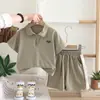 Conjunto de Duas Peças para Meninos Verão 2025: Camisa de Manga Curta com Shorts Casuais Estilosos para Crianças Pequenas, Roupa da Moda com Gola Reversível
