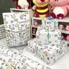 Una variedad de lindos papeles de regalo de dibujos animados para regalos navideños, materiales de embalaje para cajas de regalo, papel de regalo mixto de alta apariencia