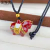 Mismo estilo que el colgante "Riqueza Instantánea" de esmalte de arena dorada antigua de la tienda de oro, nuevo colgante de caballo Tang rojo estilo chino con diamantes, al por mayor