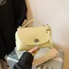 Bolsa Quadrada Pequena Feminina 2026 Primavera Novo Estilo Textura de Lichia Bolsa de Mão Feminina Bolsa de Ombro Feminina Versátil para o Trabalho Bolsa de Ombro Único