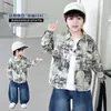 Camisa Estilosa para Meninos Outono 2026 Novo Estilo Street Cool Peste Bonito Bebê Criança Primavera Outono Top Camisa com Letra Infantil