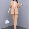 Elegante y estiloso conjunto de traje para mujer para primavera y otoño, con un blazer cruzado de solapa y pantalones de corte ajustado, un conjunto de dos piezas juvenil y profesional