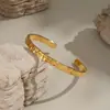 Pulseira Aberta Xia Ling Estilo Europeu e Americano em Aço Inoxidável com Padrão Ondulado e Design Plissado Único, Superfície Brilhante de Alta Qualidade, Pulseira Minimalista para Mulheres