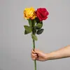 Rosa de terciopelo de tres cabezas, flores artificiales estilo INS, fabricante de decoraciones de alta gama para sala de estar, mesa de comedor, boda, flores artificiales al por mayor