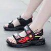 Sandálias Infantis 2026 Verão Novo Estilo Crianças Médias e Grandes Abertas na Ponta Solado Macio Leve Velcro Amortecedor de Ar Casual Sapatos de Praia Modernos