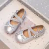 Sapatos Pequenos de Couro Prateados com Laço Estilo Princesa para Meninas Novos 2026 Primavera/Outono Sapatos de Uso Único Sola Macia para Bebê Sapatos Sociais para Meninas
