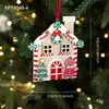 Nuevo colgante de casa de madera roja, adorno de árbol de Navidad de madera, arreglo de escena decorativa pintada, disponible para venta al por mayor
