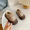 Zapatos deportivos de senderismo para niños, zapatos casuales de primavera y otoño para niños y niñas con cierre de velcro, diseño de bloques de color, diseño moderno estilo coreano