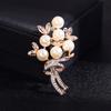 Nuevo broche de perlas de moda para mujer, hebilla de bufanda de diamantes de imitación, hebilla antiexposición, broche de ramillete de cristal, joyería en stock, venta al por mayor