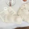 Lingerie feminina sem costura estilo francês com estampa de leopardo, apresentando alças finas, decote de um ombro, sutiã embutido e design sem costas.