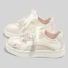 Tênis Casuais de Moda Versáteis Novos para Primavera 2026 para Mulheres, Estilosos para Campus Estudantil, Sapatos Brancos Simples de Sola Grossa