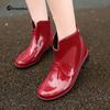 Botas de lluvia de moda nuevas con forro de algodón para damas, antideslizantes, impermeables, brillantes, de fábrica, venta al por mayor, exquisitos zapatos de agua de tubo corto Joker