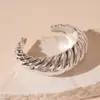 Pulsera Geométrica Cuadrada de Metal Europea y Americana con Forma de Ola Retorcida Pulsera de Personalidad Temperamental Joyería de Lujo Ligero de Alta Gama Transfronteriza
