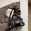 Bolsa de Couro Amassado Estilo Retrô Americano para Axila de Motociclista Estilo Garota Popular Rebites Metálicos Bolsa Almofada Versátil para o Dia a Dia Bolsa Transversal Feminina