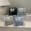 El popular bolso de mano pequeño cuadrado, fresco y sencillo, para mujer de este año es el nuevo bolso de hombro de lunares de lujo ligero de otoño 2026, versátil como mochila.