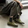 Botines Chelsea de piel estilo británico, colección invierno 2026, con tacón bajo grueso y cómodo, punta redonda, diseño versátil y empeine de piel genuina, perfectos para el uso diario