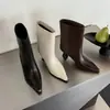 Botas de Moda Estilo Europeo Puntiagudas de Tacón Alto 2026 Otoño/Invierno Nuevas Botas de Caña Recta de Piel de Vaca Botas de Tacón Alto con Parche Metálico