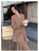 Diseño traje con cordones chaqueta pantalones de pierna ancha traje de dos piezas para mujer Primavera y Otoño nuevo traje casual suelto de alta calidad moda